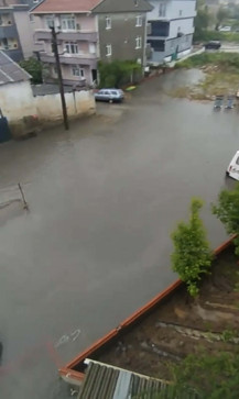 Meteorolojiden yeni hava durumu raporu... Kuvvetli yağış ve fırtına etkili oluyor: Ağaçlar devrildi, çatı uçtu