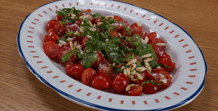 Pesto soslu kiraz domates salatası tarifi (Videolu) Pesto soslu kiraz domates salatası tarifi (Videolu)