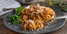 Bolonez soslu spagetti nasıl yapılır Yanına ne gider