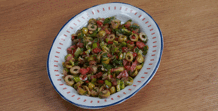 Yeşil zeytin salatası tarifi (Videolu)