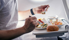 Uçak yemekleri: Gökyüzünde hayal kırıklığı mı, sürpriz bir lezzet deneyimi mi?