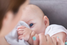 Anne sütü nasıl saklanır? Buzdolabında ve buzlukta anne sütü saklama süresi