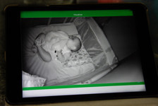 Bebeğini yatağına koydu ve kameradan bir parlama fark etti... Sonra ise küçük kızı gözünü kaybetti!