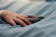 Dört yaşındaki kız çocuğu kanepede cansız yatıyordu, gözleri donuk, yüzü morarmıştı... Ailesi onu nasıl kurtardı? İşte her ebeveynin bilmesi gerekenler