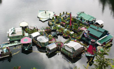 İnşa ettikleri mini adada yaşıyorlar