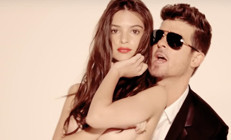 Emily Ratajkowski kendisine ün kazandıran kliple ilgili ilk kez konuştu. Robin Thicke göğüslerime dokundu