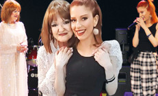 Gülden Karaböcek kızıyla sahnede