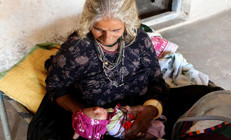 Herkes imkansız diyordu ama... 70 yaşında anne oldu
