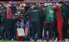 Türkiye - Cebelitarık maçında ilginç görüntü Tüm kulübe telefonlara sarıldı...