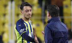 Fenerbahçede Galatasaray derbisine günler kala Mesut Özil ısrarı Vitor Pereira...