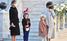 Kalabalıklar içinde boynu bükük kaldılar