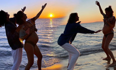 Özge Özpirinçci ve Berrak Tüzünataçtan gün batımı pozları