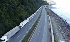 Kilometrelerce kuyruk oldu