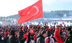 Şehitler için binlerce kişi yürüdü