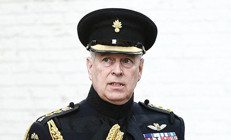 Kraliçe oğlunun apoletlerini söktü