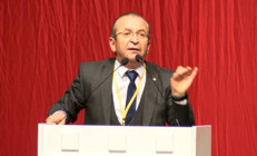 Taksicilerin genel kurulunda başkana kürsüden ip attı İşte o anlar...