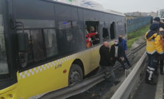İstanbulda İETT otobüsü yoldan çıktı