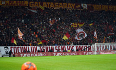 Galatasaray taraftarı Trabzonspor maçı sonrası isyan bayrağını çekti Çevik kuvvet devreye girdi ve...