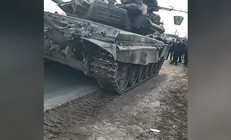 Ukrayna’da silahlanan siviller, Rus tankını durdurdu