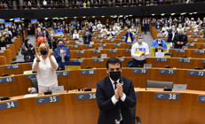 Avrupa Parlamentosunda tarihi anlar... Zelenski ayakta alkışlandı