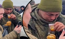 Ukraynalı kadınlar yemek verdi, teslim olan Rus askeri gözyaşlarına boğuldu