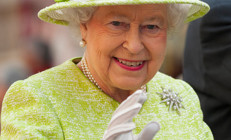 Ve Kraliçe 2. Elizabeth sarayına veda etti