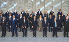 NATO Zirvesinde aile fotoğrafı... Tarihi görüşme: Türkiye çözüm için devrede