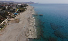 Deniz suyu çekildi, Alanya sahilinde kayalıklar ortaya çıktı Vatandaşlar tedirgin oldu