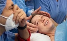 Kızıyla ilk karşılaşma Gözyaşlarını tutamamış...