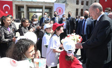 Cumhurbaşkanı Erdoğan, Meclis’te karşılaştığı çocuklarla sohbet etti
