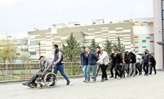 İbretlik bir hikaye Tekerlekli sandalyeli torbacı...