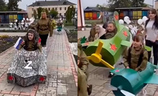 Rus çocuklar askeri üniformalarla karton tanklara bindi