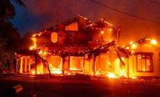 Sri Lanka’dan inanılmaz görüntüler Başbakanın evini yaktılar