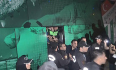 Küme düşen Bursaspora büyük tepki Burak Altıparmaka taraftardan saldırı...