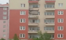 Beylikdüzünde şiddetli rüzgar nedeniyle 10 katlı apartmanın 2 balkonu çöktü