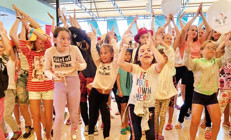 Ukraynadan Antalyaya getirilen bin yetimin yüzü gülüyor