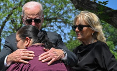 Biden, Teksas okul saldırısı için ziyarette bulundu, halk silah yasasına tepki gösterdi