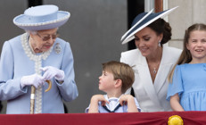 96 yaşındaki Kraliçe bir yandan halkı selamladı bir yandan çocuk oyaladı