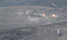 Tatbikatın gündüz safhası başladı. Hedefler yerle bir ediliyor