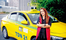 İstanbul trafiğinin amazonu... 30 yıldır direksiyon sallıyor... Taksicilerin Figen ablası