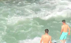 İşte 2 gencin yüzmek için dereye atladığı anlar...