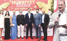 Kelebek kanatlarını yazın enerjisi için çırpıyor