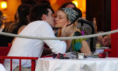 Düğünden iki ay sonra balayı: Öpmeye doyamadı