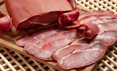 Evde pastırma nasıl yapılır, ne kadar sürede olur Evde çemenli pastırma yapımının kolay ve pratik yolları