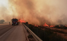 Çeşmede makilik alanda çıkan yangın otoyol kapattı