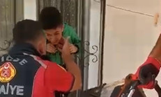 Çocuğun kafası demir parmaklıklara sıkıştı