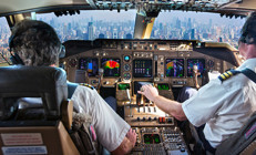 Tehlikeli anlar: Uçağın pilotları havada kavga etmeye başladı, kabin ekibi ayırdı