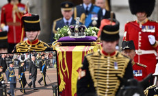 Kraliçenin tabutu Buckingham Sarayından ayrıldı... Cenazede başrolü onlar oynayacak