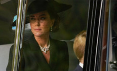 Kate, Kraliçenin ardından incileriyle ağladı