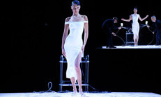 Bella Hadid podyuma yarı çıplak çıktı, seyircilerin gözü önünde böyle giydirdiler